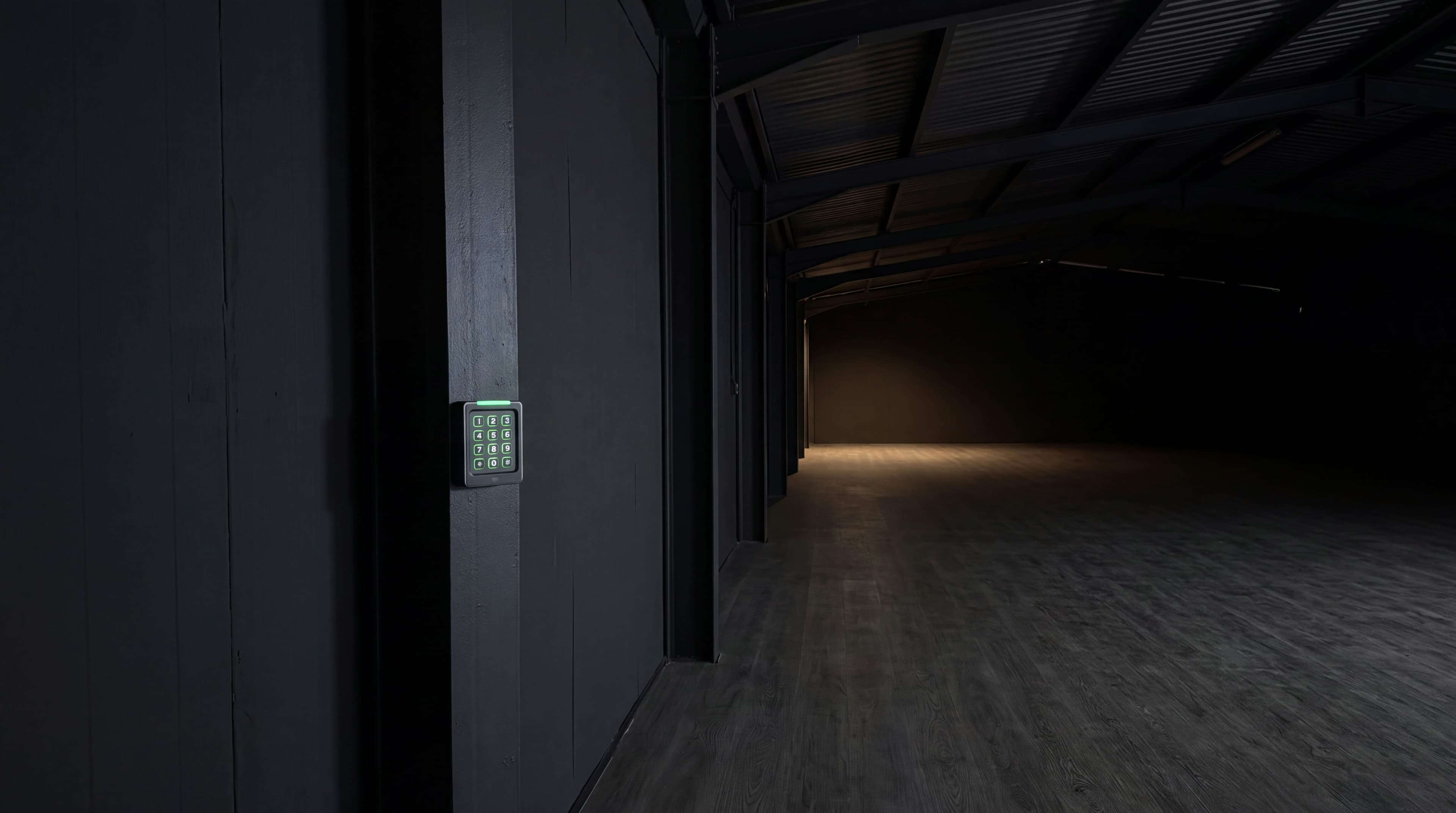 Brilho ténue de um teclado numa pilastra de aço escuro, no interior da nave às escuras da Vault 620