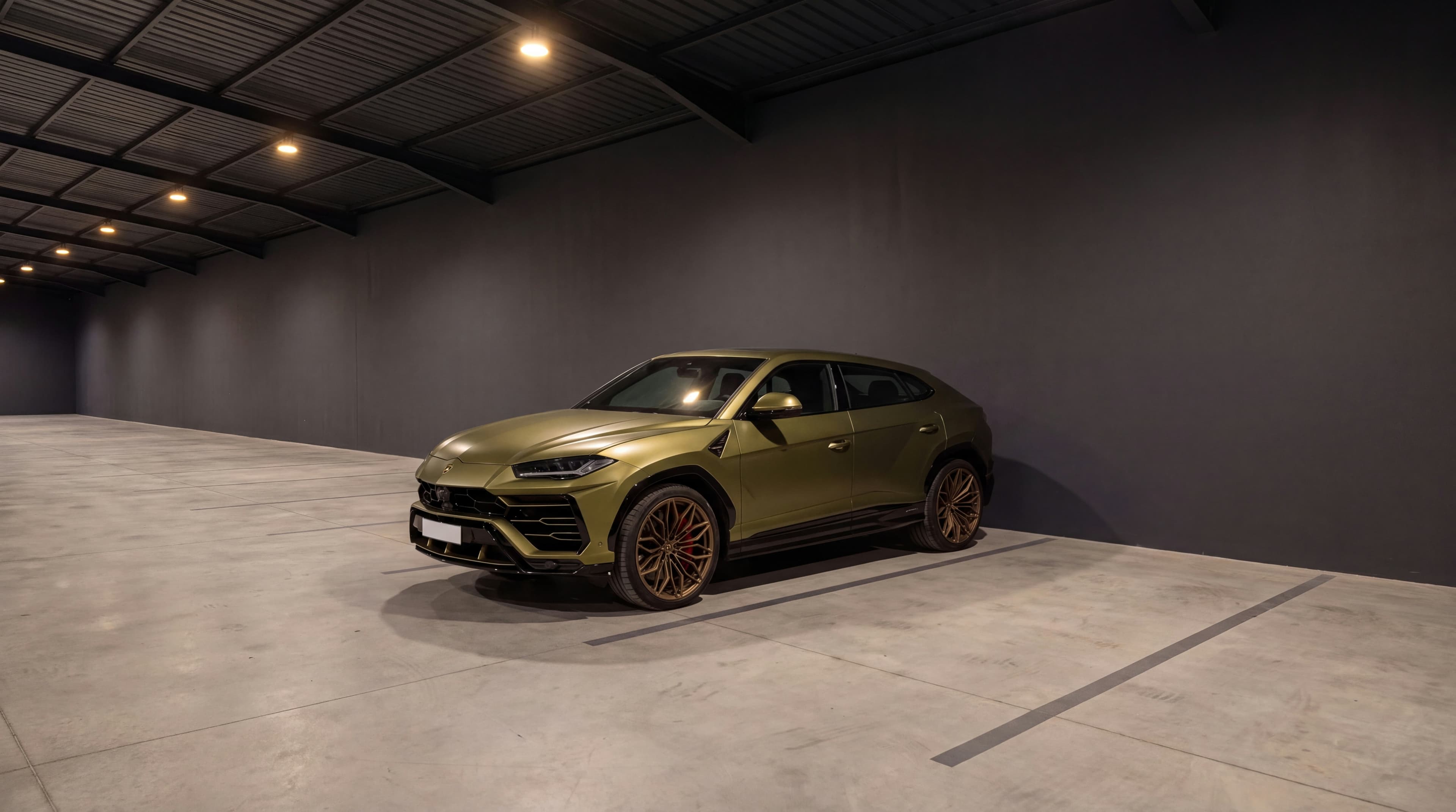 Lamborghini Urus a repousar no seu espaço dedicado e demarcado no piso de betão da Vault 620
