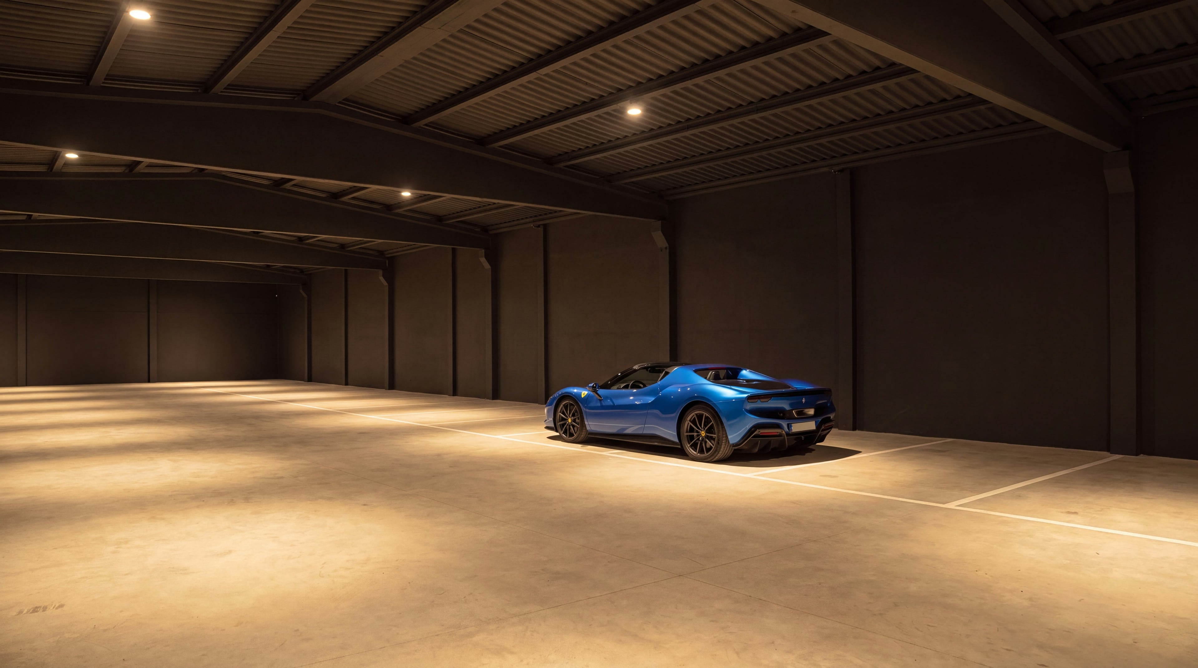 Superdesportivo no seu espaço dedicado no piso de galeria da Vault 620, emoldurado por focos de luz quente